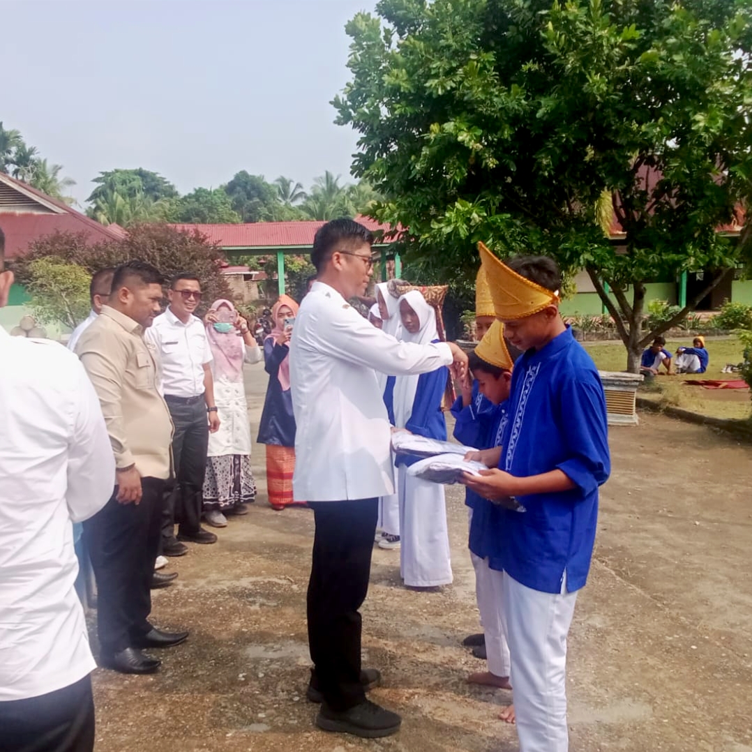 ‎Penyerahan Seragam Gratis Berlanjut, Hadirkan Senyum Siswa dan Ringankan Beban Orang Tua  ‎