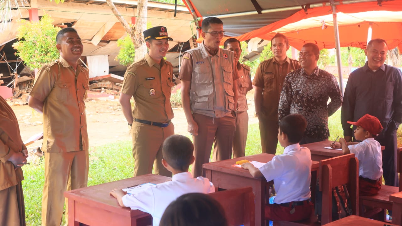 Wakil Bupati Rahmat Hidayat Tinjau Pelaksanaan Ujian Semester dan Jembatan Darurat di Batang Anai